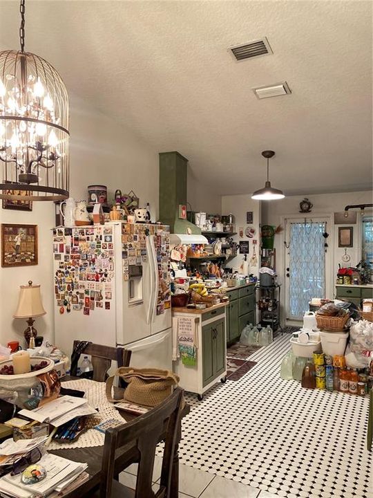 For Sale: $189,900 (2 beds, 2 baths, 961 Square Feet)