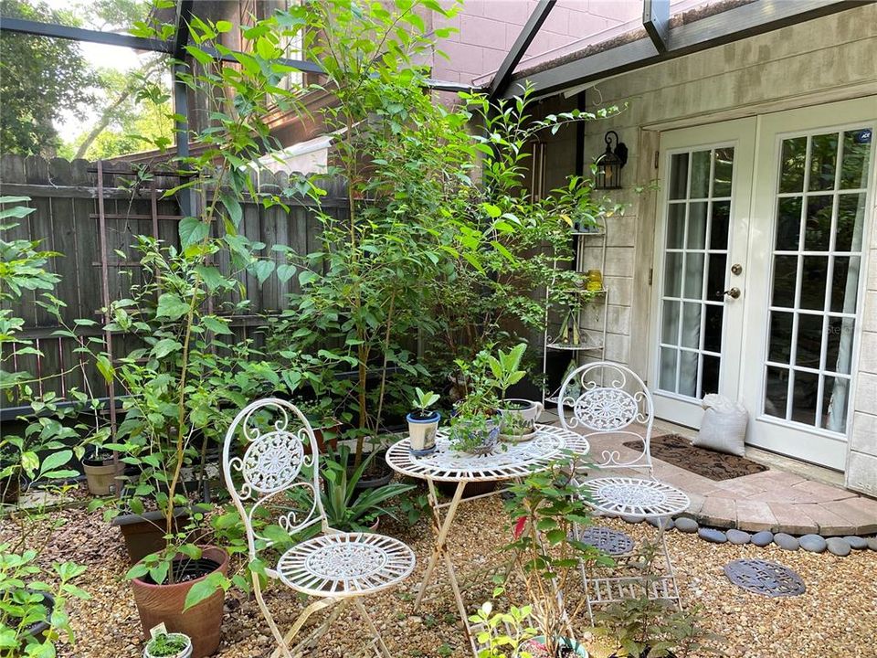 For Sale: $189,900 (2 beds, 2 baths, 961 Square Feet)