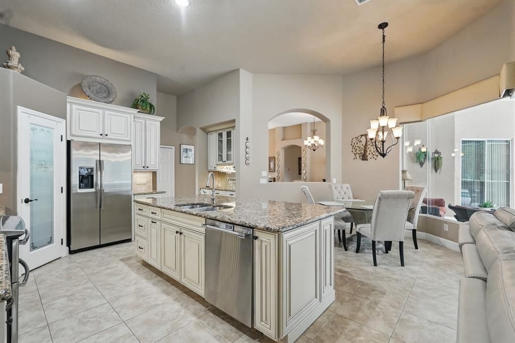 合同活跃: $699,000 (4 贝兹, 3 浴室, 2602 平方英尺)