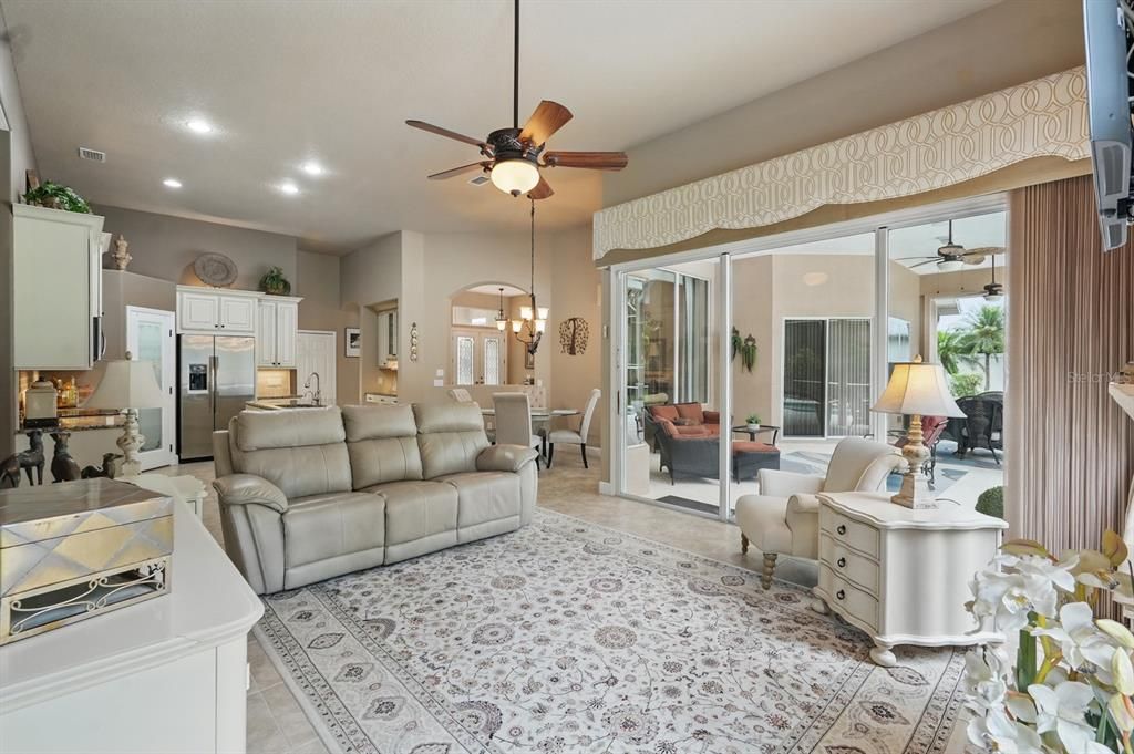 合同活跃: $699,000 (4 贝兹, 3 浴室, 2602 平方英尺)