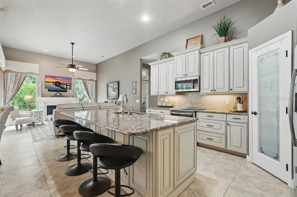 合同活跃: $699,000 (4 贝兹, 3 浴室, 2602 平方英尺)