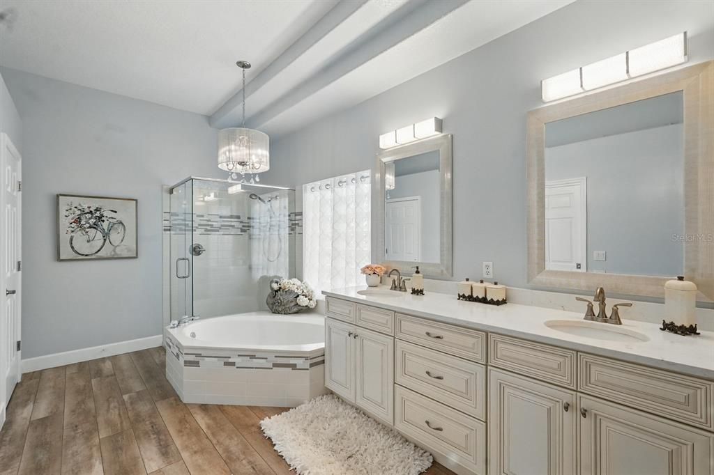 合同活跃: $699,000 (4 贝兹, 3 浴室, 2602 平方英尺)