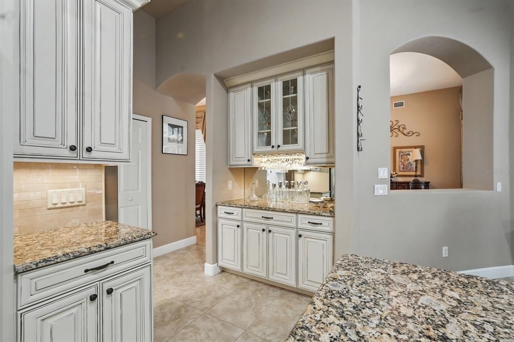 合同活跃: $699,000 (4 贝兹, 3 浴室, 2602 平方英尺)