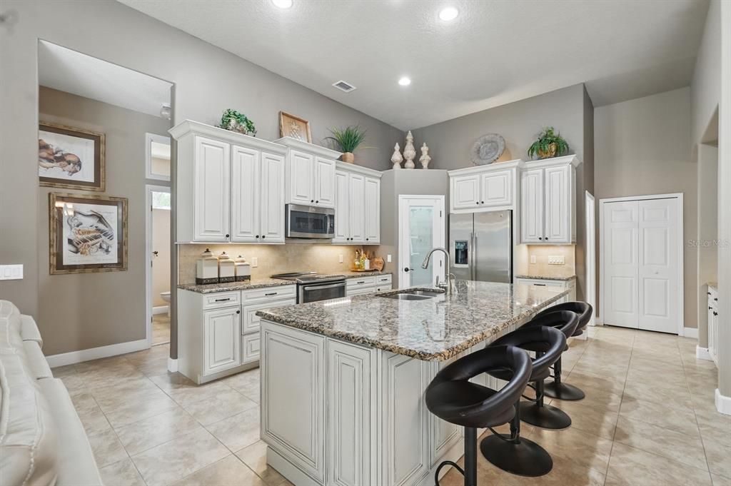 合同活跃: $699,000 (4 贝兹, 3 浴室, 2602 平方英尺)