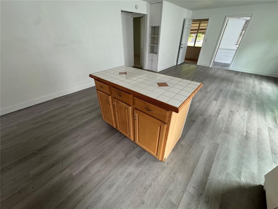 For Sale: $139,900 (2 beds, 2 baths, 1008 Square Feet)