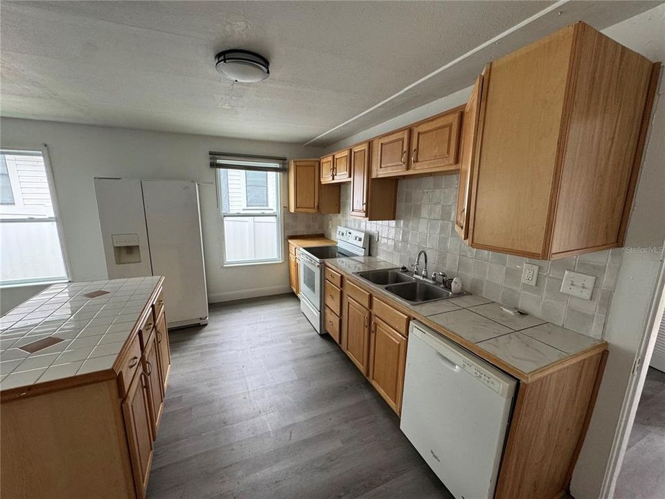 For Sale: $139,900 (2 beds, 2 baths, 1008 Square Feet)