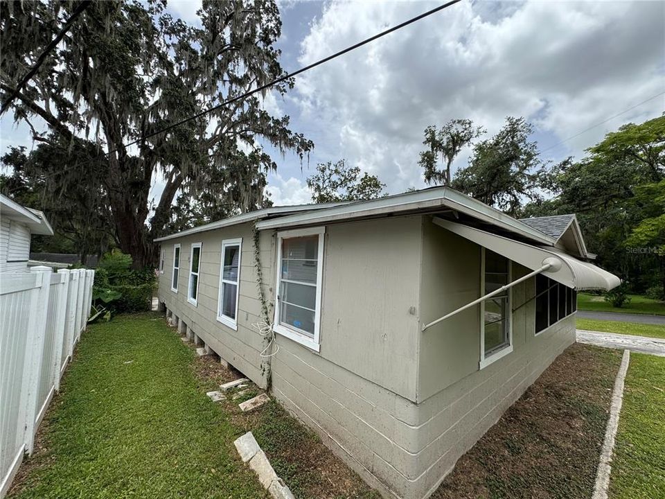 For Sale: $139,900 (2 beds, 2 baths, 1008 Square Feet)