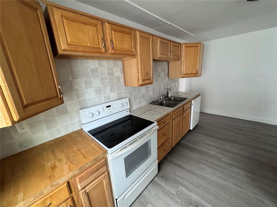 For Sale: $139,900 (2 beds, 2 baths, 1008 Square Feet)