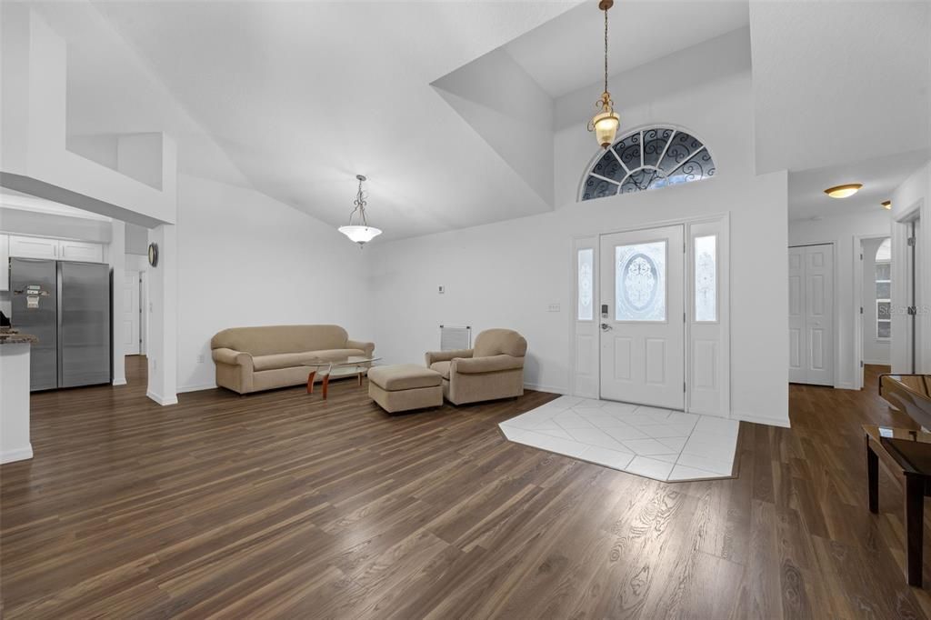 На продажу: $379,999 (4 спален, 3 ванн, 1907 Квадратных фут)