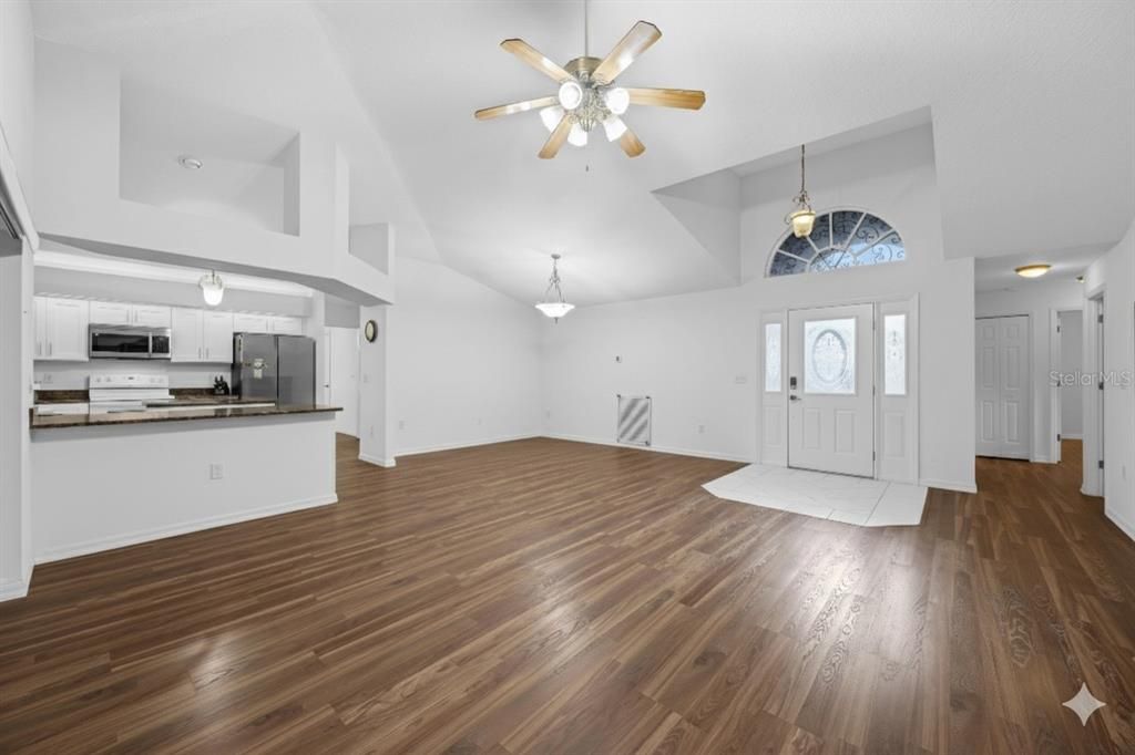 На продажу: $379,999 (4 спален, 3 ванн, 1907 Квадратных фут)