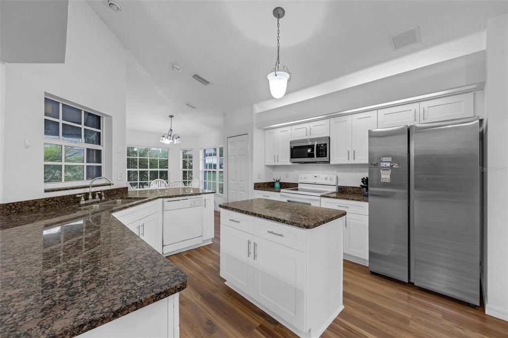 На продажу: $379,999 (4 спален, 3 ванн, 1907 Квадратных фут)