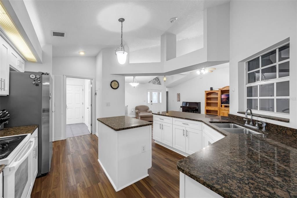 На продажу: $379,999 (4 спален, 3 ванн, 1907 Квадратных фут)