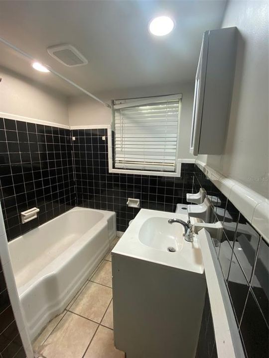 For Rent: $1,599 (3 beds, 1 baths, 962 Square Feet)