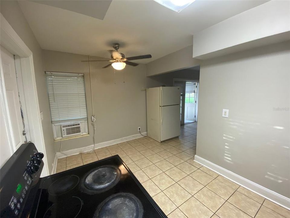 For Rent: $1,599 (3 beds, 1 baths, 962 Square Feet)