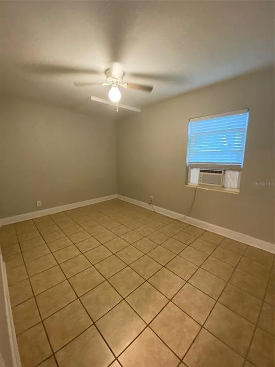 For Rent: $1,599 (3 beds, 1 baths, 962 Square Feet)