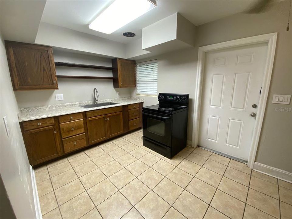 For Rent: $1,599 (3 beds, 1 baths, 962 Square Feet)