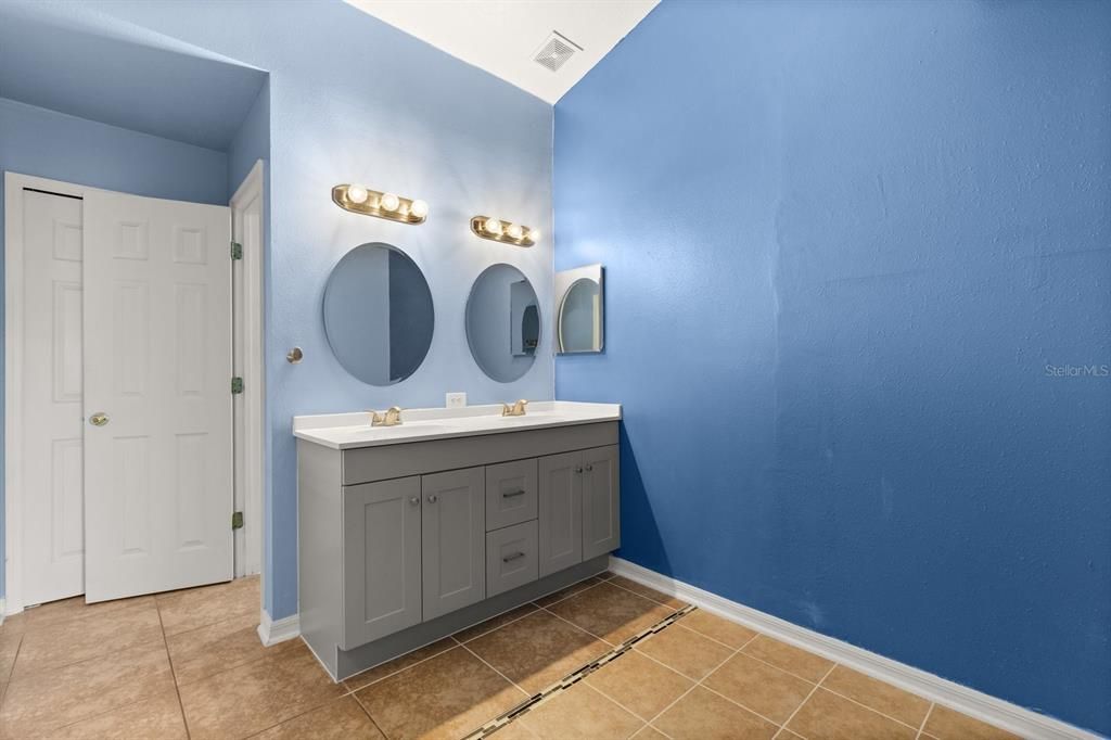 Active With Contract: $395,000 (5 beds, 2 baths, 3072 Square Feet)