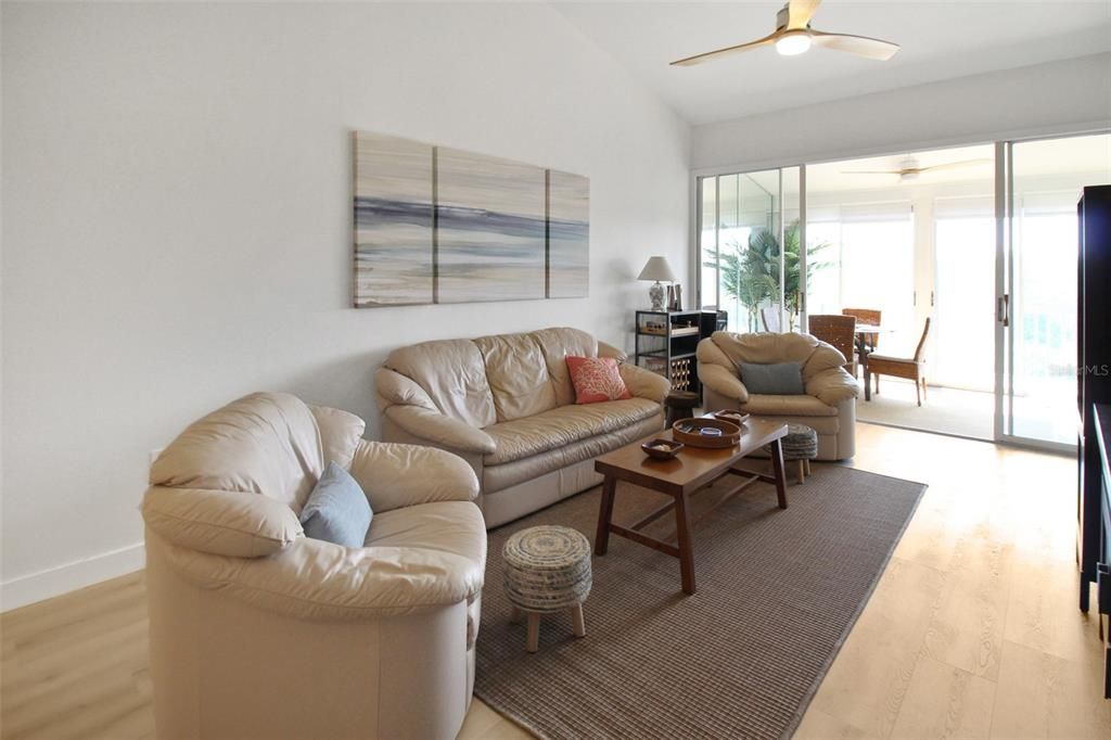 В аренду: $6,000 (2 спален, 2 ванн, 1069 Квадратных фут)