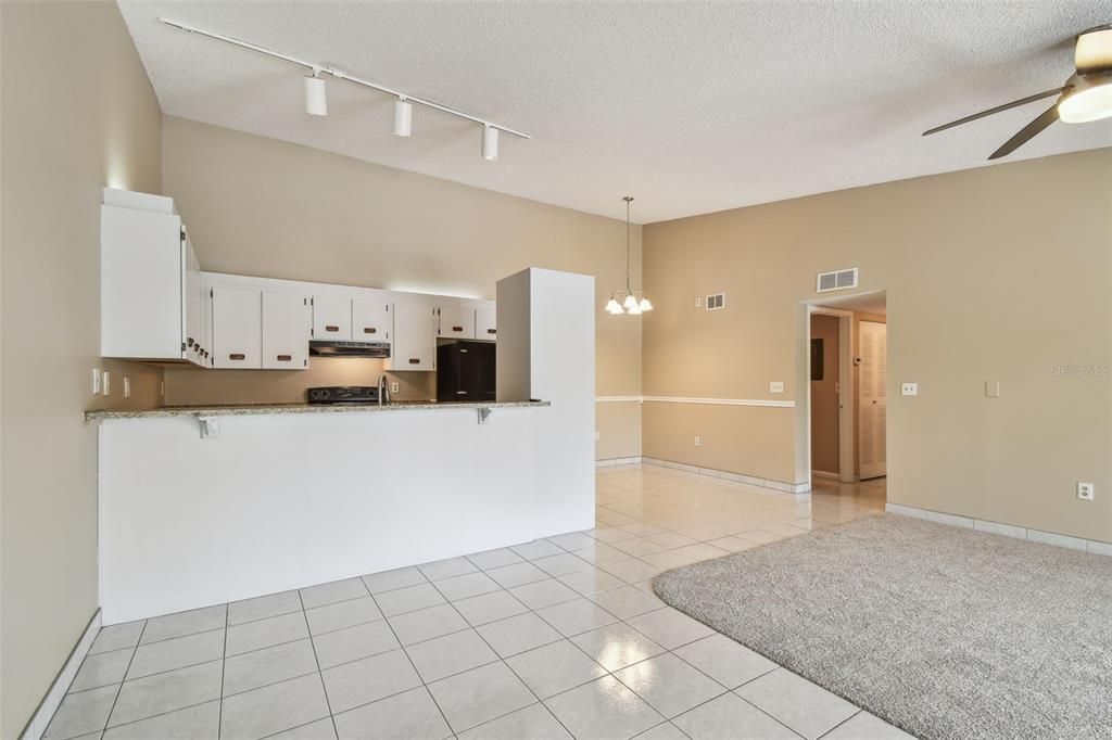 Active With Contract: $189,900 (2 beds, 2 baths, 1070 Square Feet)