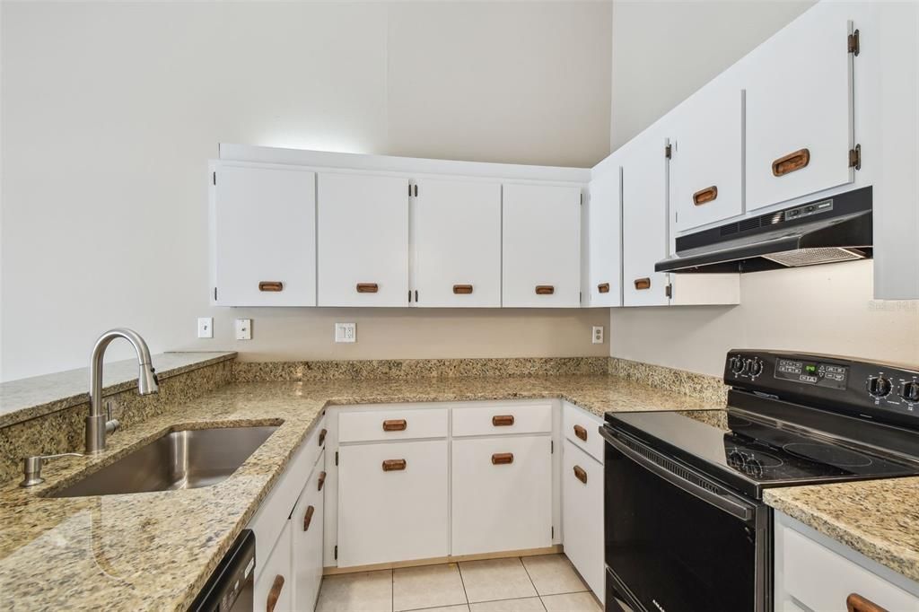 Active With Contract: $189,900 (2 beds, 2 baths, 1070 Square Feet)