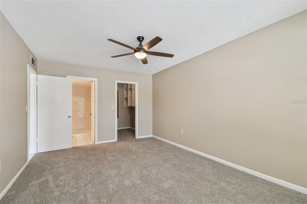 Active With Contract: $189,900 (2 beds, 2 baths, 1070 Square Feet)