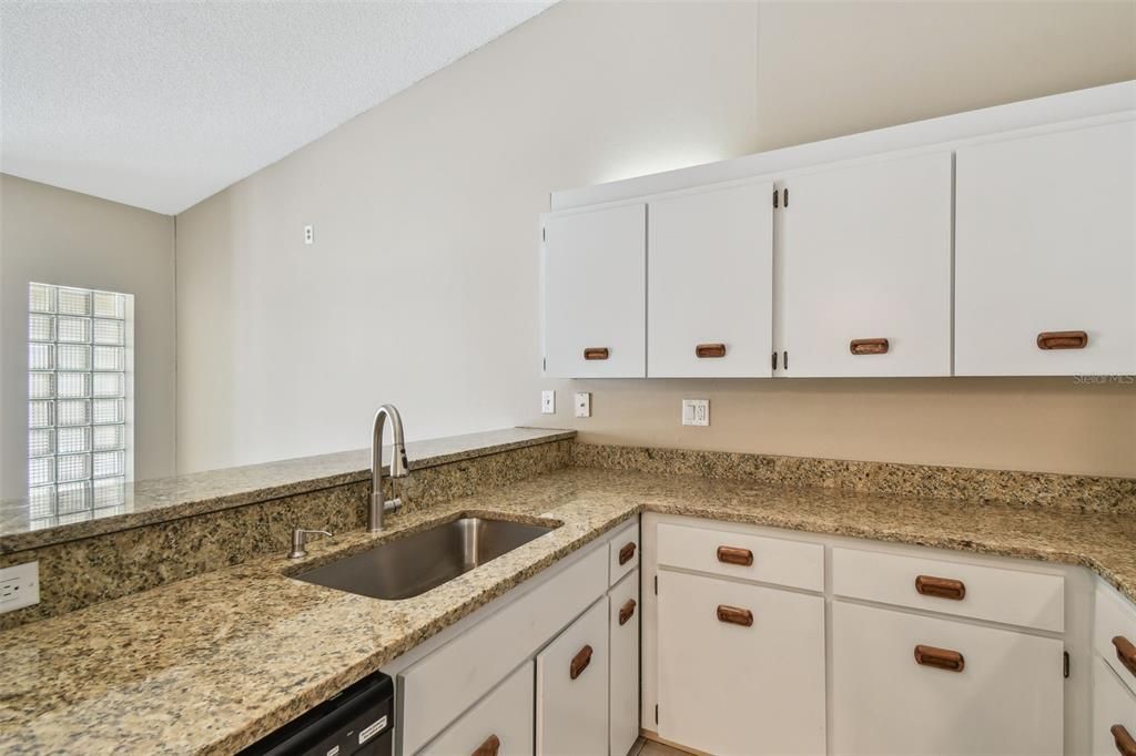 Active With Contract: $189,900 (2 beds, 2 baths, 1070 Square Feet)