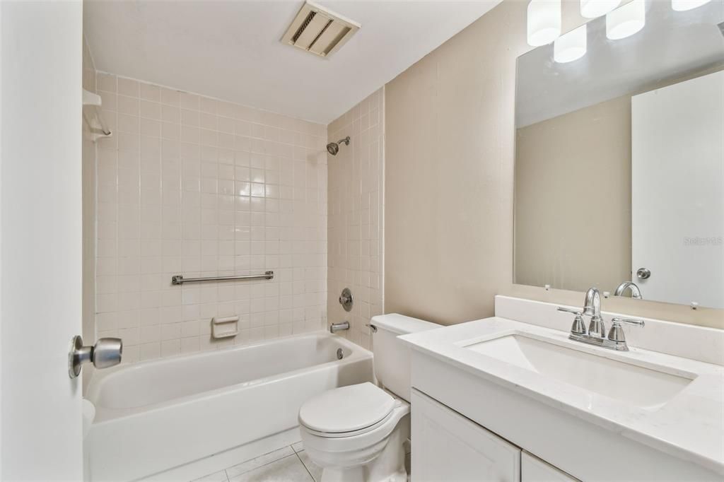 Active With Contract: $189,900 (2 beds, 2 baths, 1070 Square Feet)
