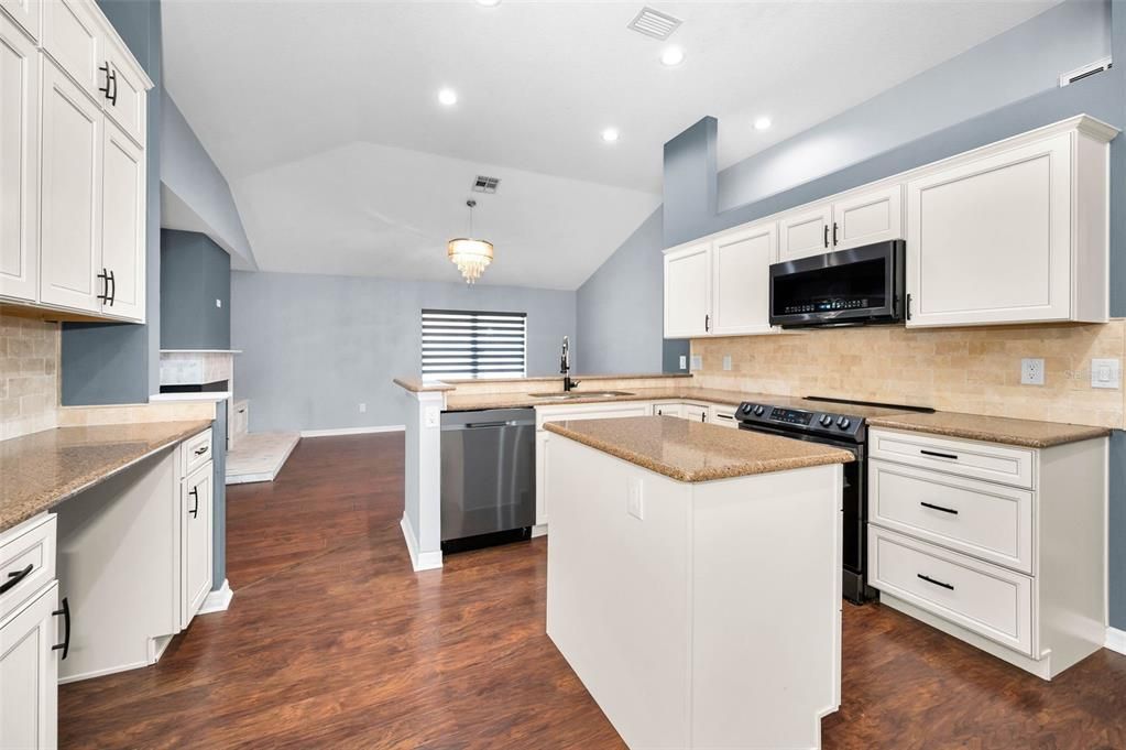 Activo con contrato: $814,900 (4 camas, 3 baños, 2396 Pies cuadrados)