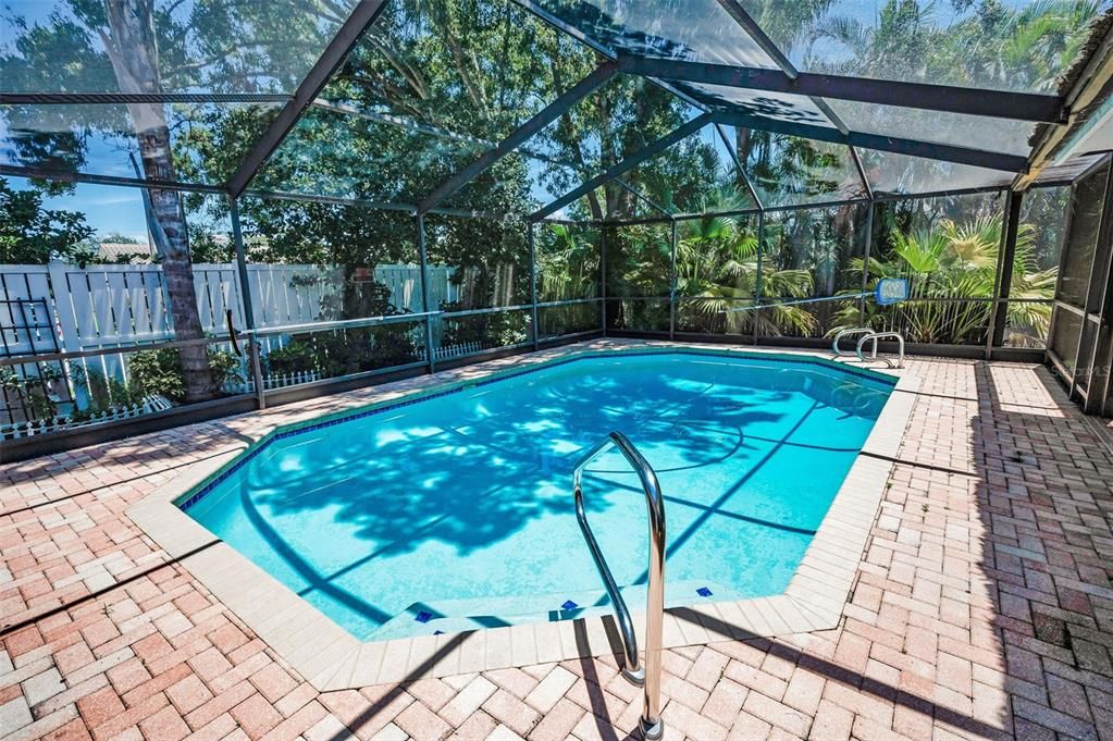 Activo con contrato: $814,900 (4 camas, 3 baños, 2396 Pies cuadrados)