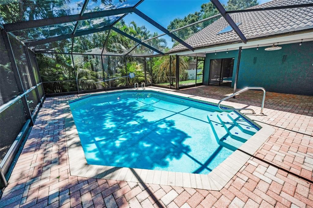 Activo con contrato: $814,900 (4 camas, 3 baños, 2396 Pies cuadrados)