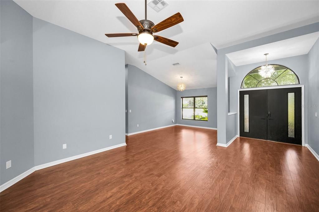 Activo con contrato: $814,900 (4 camas, 3 baños, 2396 Pies cuadrados)