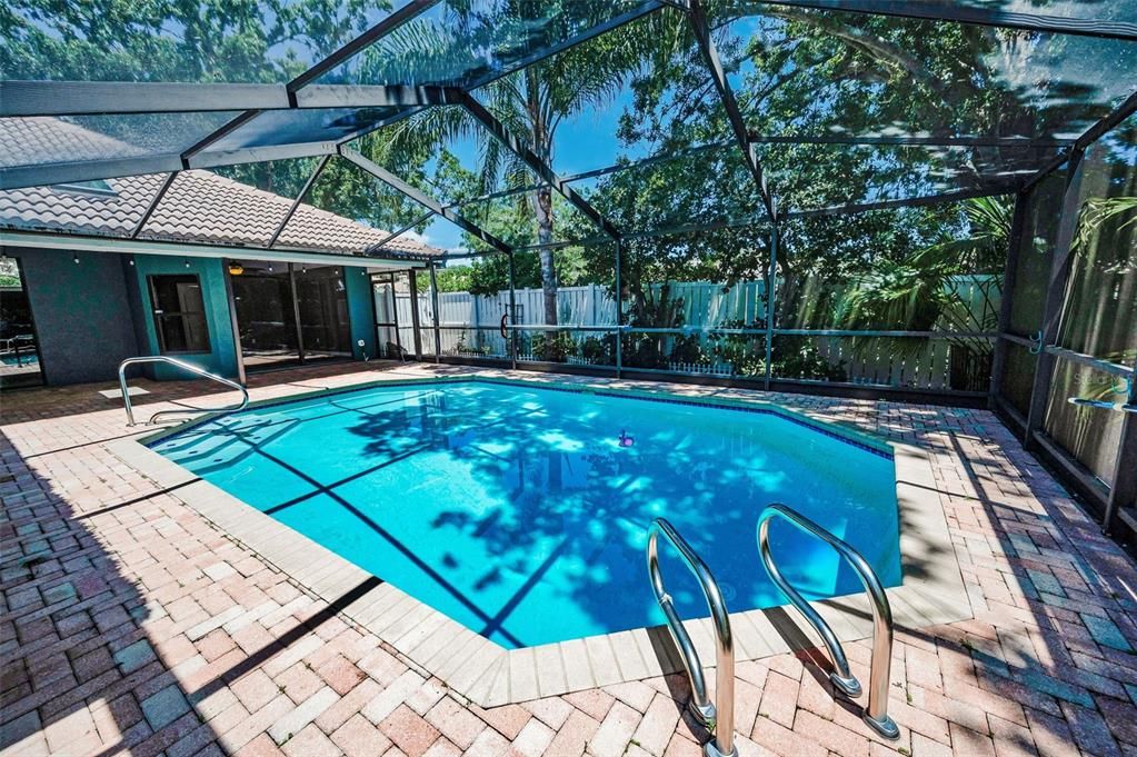 Activo con contrato: $814,900 (4 camas, 3 baños, 2396 Pies cuadrados)