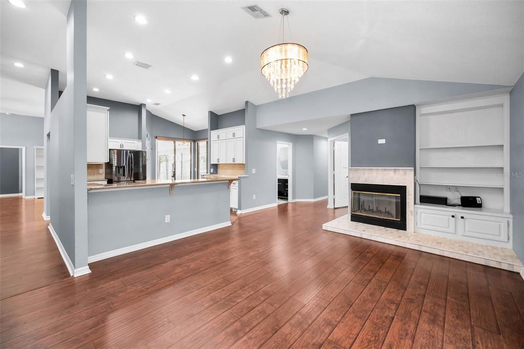 Activo con contrato: $814,900 (4 camas, 3 baños, 2396 Pies cuadrados)