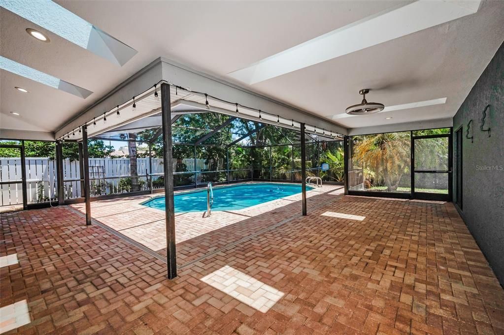 Activo con contrato: $814,900 (4 camas, 3 baños, 2396 Pies cuadrados)