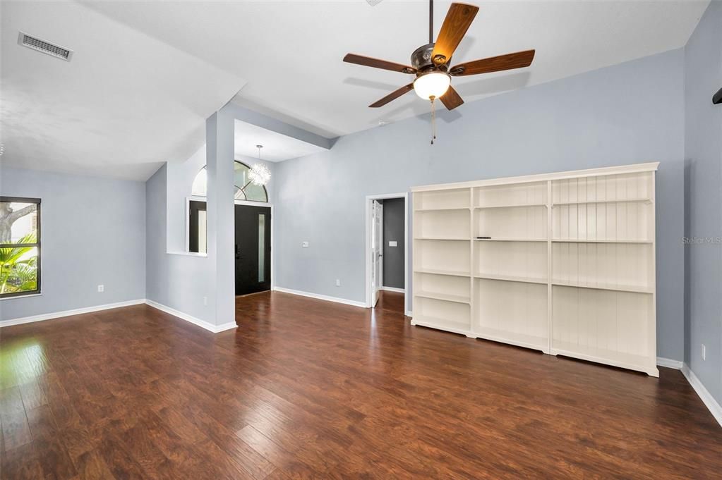 Activo con contrato: $814,900 (4 camas, 3 baños, 2396 Pies cuadrados)