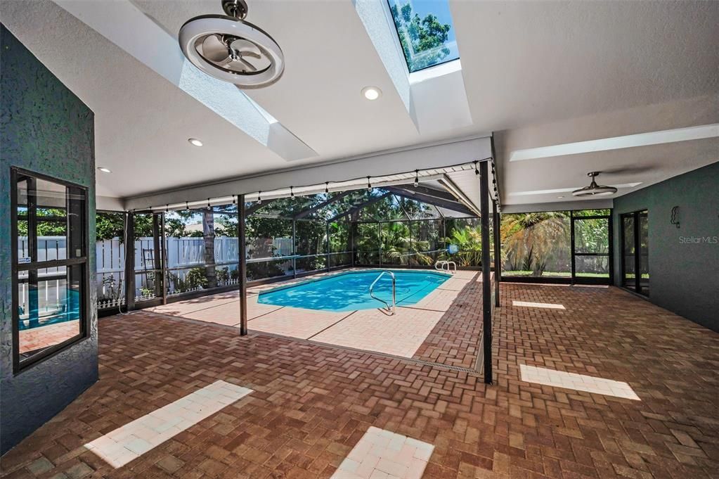 Activo con contrato: $814,900 (4 camas, 3 baños, 2396 Pies cuadrados)