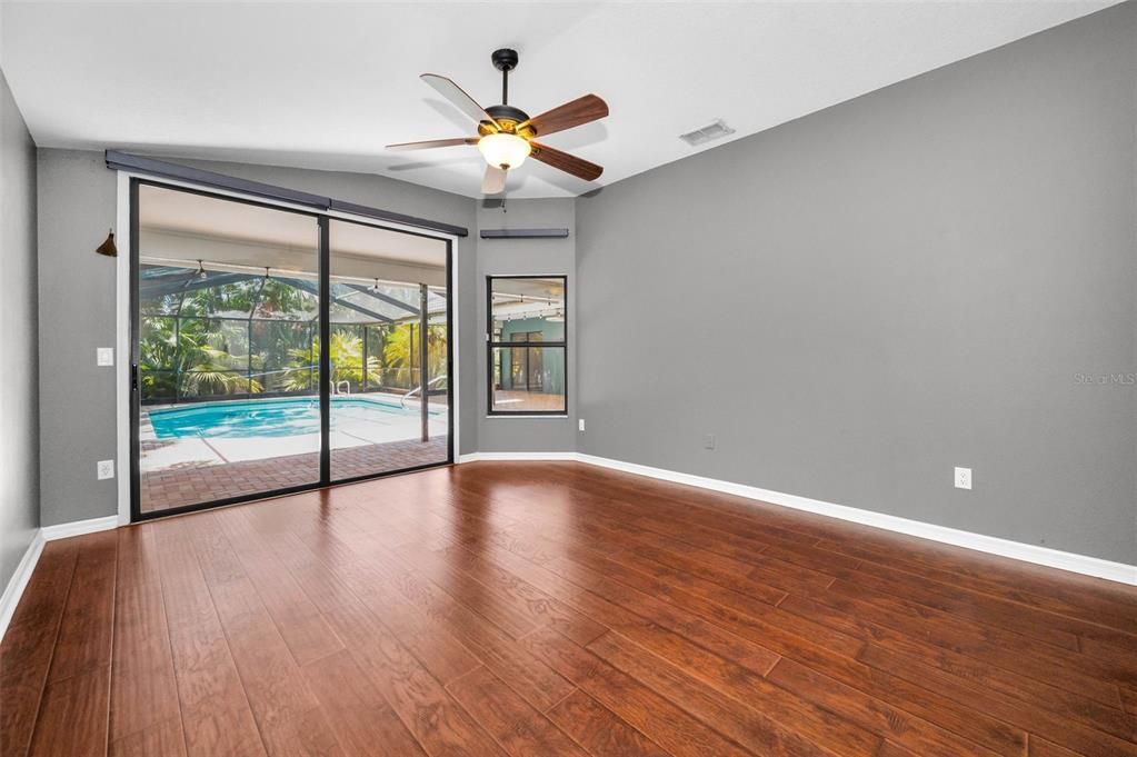 Activo con contrato: $814,900 (4 camas, 3 baños, 2396 Pies cuadrados)