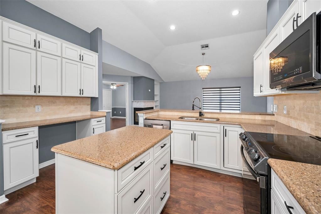 Activo con contrato: $814,900 (4 camas, 3 baños, 2396 Pies cuadrados)