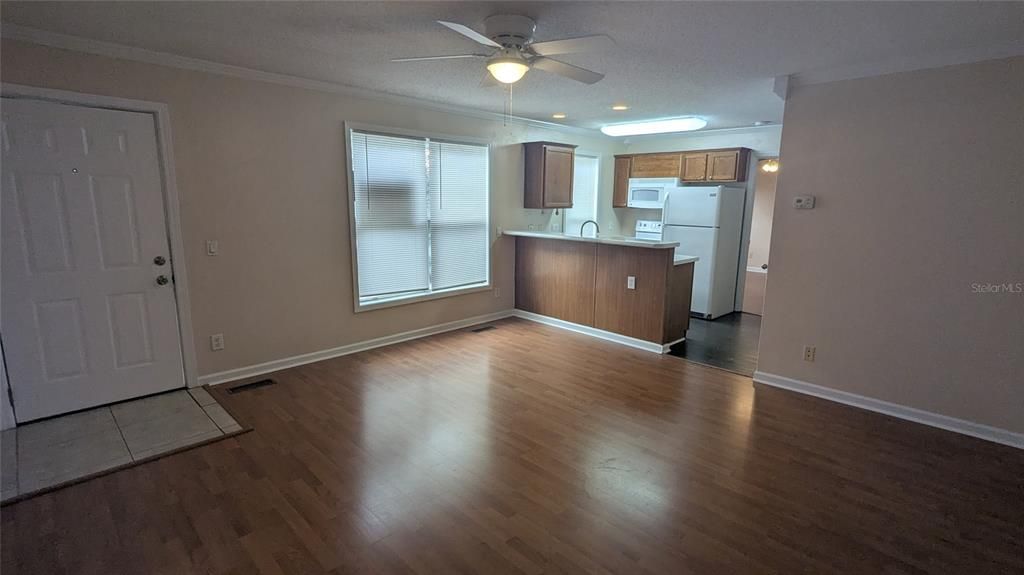 合同活跃: $1,250 (2 贝兹, 2 浴室, 800 平方英尺)