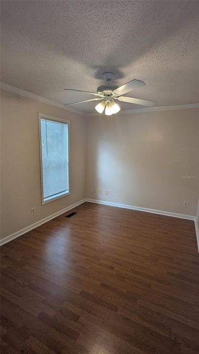 合同活跃: $1,250 (2 贝兹, 2 浴室, 800 平方英尺)