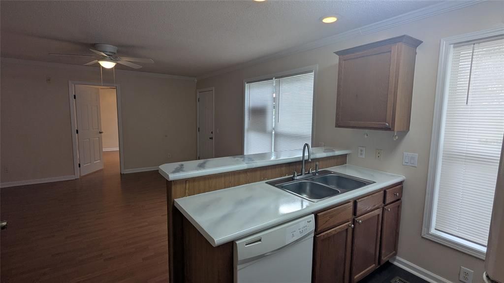 合同活跃: $1,250 (2 贝兹, 2 浴室, 800 平方英尺)