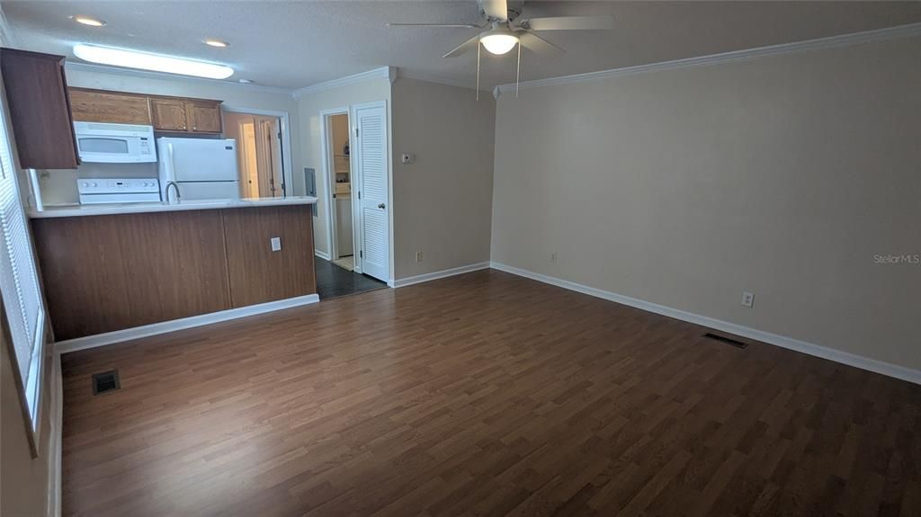 合同活跃: $1,250 (2 贝兹, 2 浴室, 800 平方英尺)