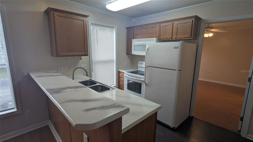 合同活跃: $1,250 (2 贝兹, 2 浴室, 800 平方英尺)