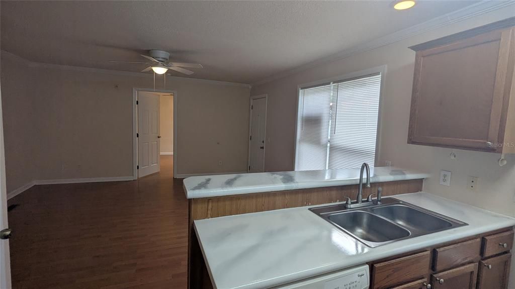 合同活跃: $1,250 (2 贝兹, 2 浴室, 800 平方英尺)