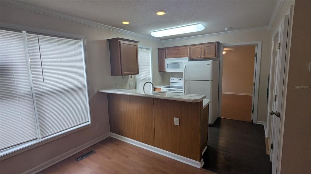 合同活跃: $1,250 (2 贝兹, 2 浴室, 800 平方英尺)