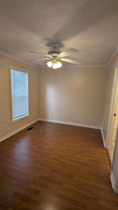 合同活跃: $1,250 (2 贝兹, 2 浴室, 800 平方英尺)