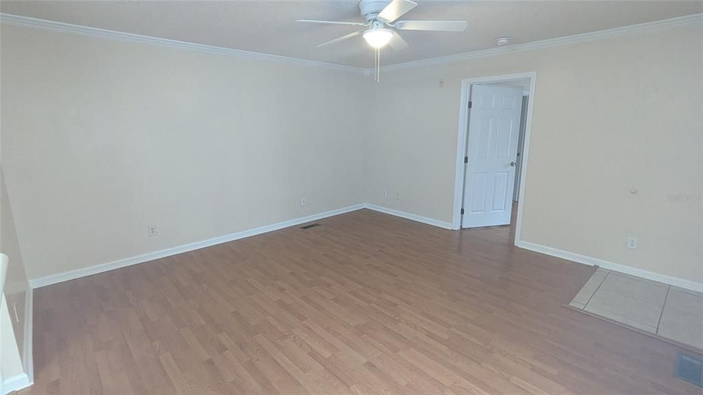 合同活跃: $1,250 (2 贝兹, 2 浴室, 800 平方英尺)