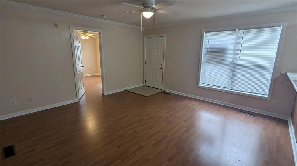 合同活跃: $1,250 (2 贝兹, 2 浴室, 800 平方英尺)