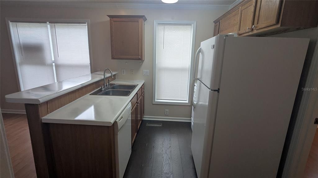 合同活跃: $1,250 (2 贝兹, 2 浴室, 800 平方英尺)