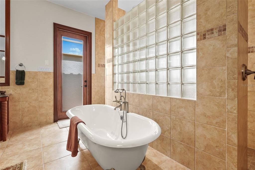 For Sale: $1,745,000 (6 beds, 3 baths, 5285 Square Feet)